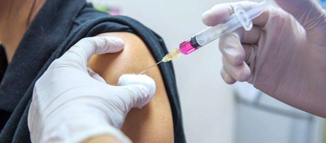 Vaccin grippe 2024-2025 : gratuit pour qui ? quand ? avec le vaccin Covid ?